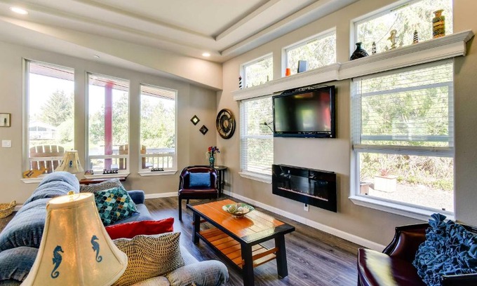 Ocean Shores Casa | Ocean Shores Retreat with Porch and Canal Views!