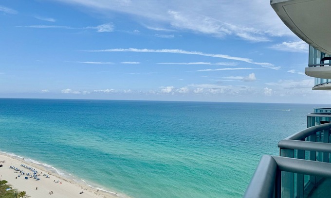 Sunny Isles Beach Complejo | Ocean-view Condo Hotel Marenas Resort near Aventura Mall.