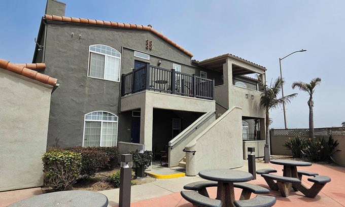 Oceano Condominio | Ocean view condo a block from the beach