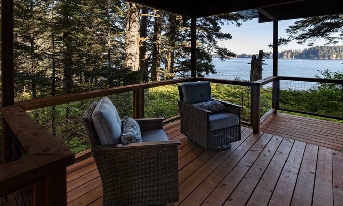 Chiniak Cabaña | Ocean View Cottage: Wake Up to Waves at Friends by the Ocean