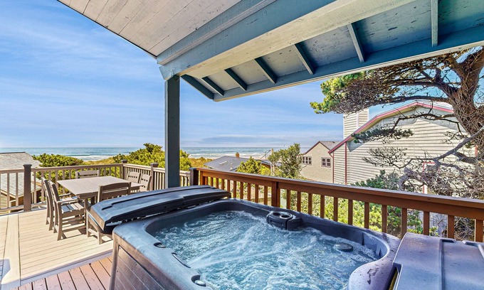 Manzanita Cabaña | Casa con vista al mar con bañera de hidromasaje privada y terraza: ¡un perro bienvenido! (MCA # 520)