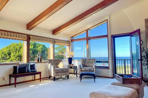 Agate Beach Casa | Ocean View Home in Newport! Short Walk to Sandy Beach! Cliffside Retreat