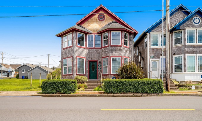 Newport Casa | Ocean view homes with hot tubs, enclosed yard, fireplace - 1 block to the beach