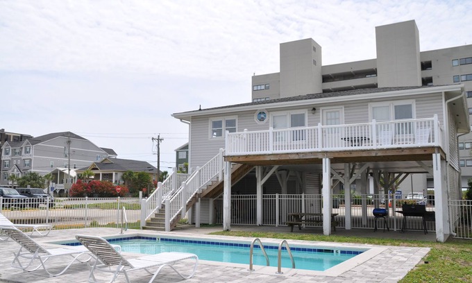 North Myrtle Beach Casa | Vista al mar, casa que admite mascotas con piscina privada! Capacidad para 10 personas.