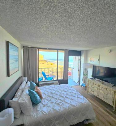 Daytona Beach Apartamento | Ocean View Studio Condo w Balcony Pool and Free Parking