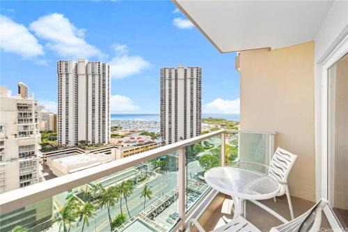 Ala Moana Casa | Ocean View Studio w Balcony 2318
