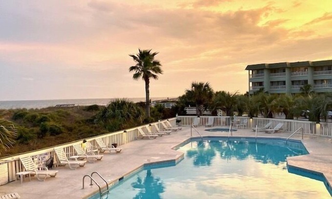 Isle of Palms Condominio | Oceanfront 1st Floor Condo!! Community Pool & Fishing Pier! In the Heart of IOP!