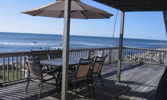 Narragansett Casa | Alquileres de otoño disponibles-Oceanfront Beach House- Narragansett, RI