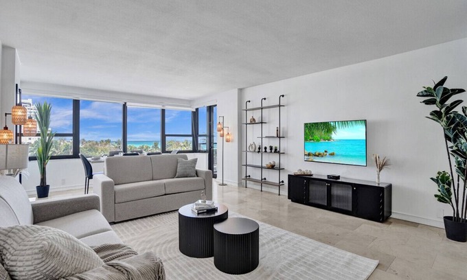 Miami Beach Apartamento | Oceanfront Beach Retreat / Beach Service / 502