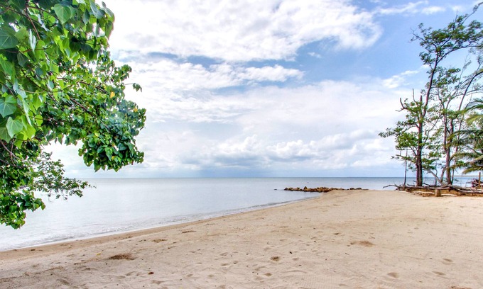 Dangriga Cabina | cabaña frente al mar con encanto w / playa privada, vistas impresionantes, y hamaca!