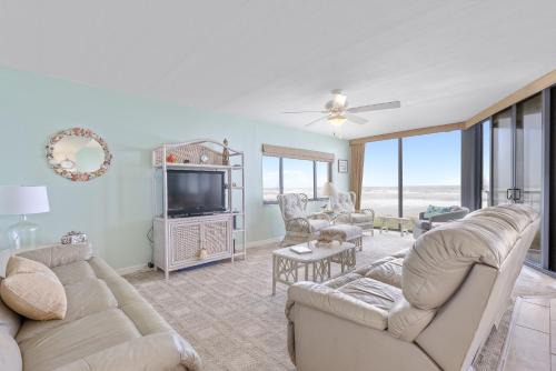 Bethune Beach Apartamento | Oceanfront Corner Unit at Chadham-by-the-Sea Car Free Beach CH210