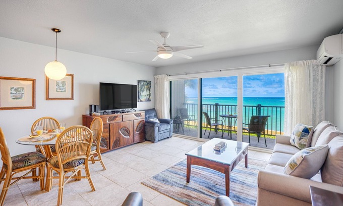 Kapaa Condominio | Oceanfront home with shared pool, hot tub, spacious private lanai, & WiFi