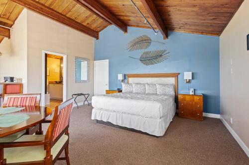 Fort Pierce Casa | Oceanfront Inn Suite #12- Ocean View Balcony - King Bed