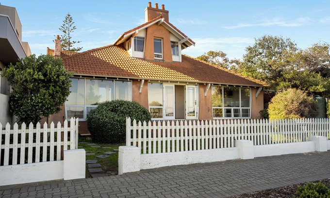 Henley Beach South Casa | "Oceanfront Oasis: A Tranquil Retreat Steps from the Sea!
