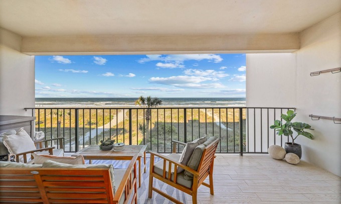 Jacksonville Beach Condominio | Oceanview Balcony! The Beach is your backyard!