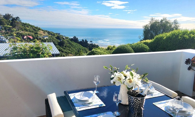 Christchurch Casa | Oceanview Luxury 3-Bedroom Family Retreat