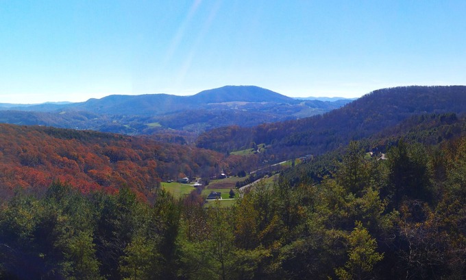 West Jefferson Cabina | ABSOLUTA DE ALTA VISTA DE MONTAÑA, FOOLBOL Y TELEVISIÓN DE TELEVISIÓN GRANDE.