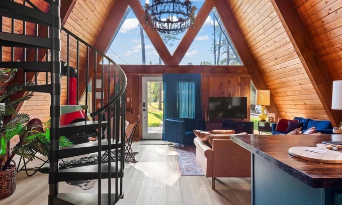 Guntersville Cabina | October Open! Book Family + Dog-Friendly A-Frame!