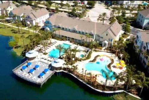 Kissimmee Apartamento | October Weekly Rate 83 Dollars per Night - Free Disney Shuttle! Family Villa with Pool - 2 Beds, 2 Baths for 8 Guests - 3016