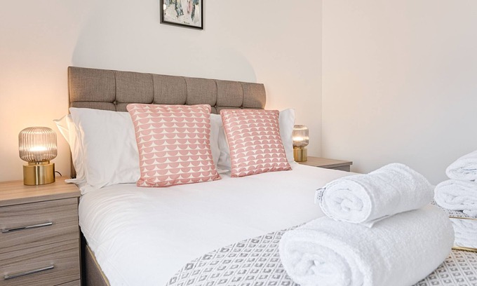 Morriston Casa | Caemawr Place - Stylish Home TV in Every Bedroom!