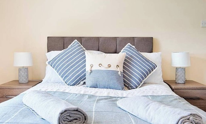 Cockett Apartamento | Off Road parking, Garden, TV in Every Room