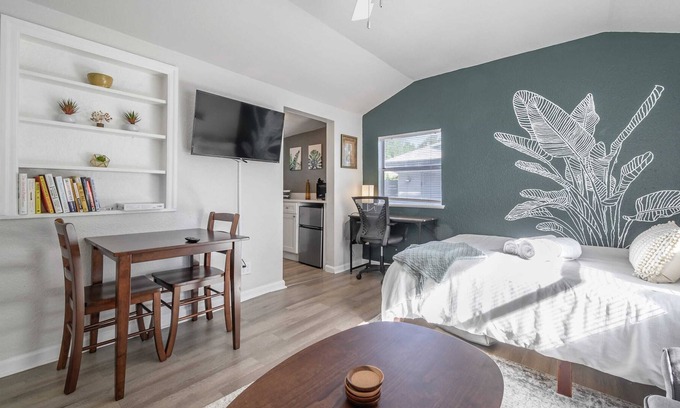 Kenwood Apartamento | "Off the Ledge" - Studio|St Pete|Central Avenue