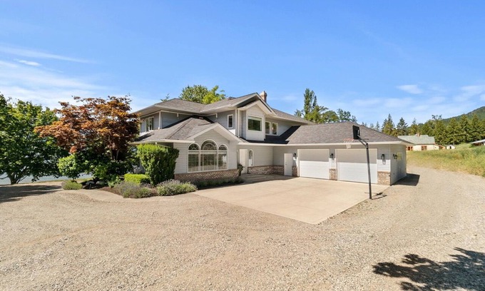 Central Okanagan Casa | Okanagan Lake Private Beachfront Retreat – 4-Bedroom Spacious Home Sleeps 8