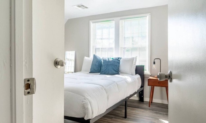 Lincoln Terrace Apartamento | OKC 9 · Charming Carriage Cottage from 1920`s!