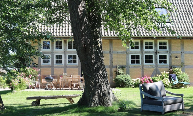 Pommerby Casa | Antiguo granero cerca de la playa con chimenea, sauna y mucho espacio para familias.