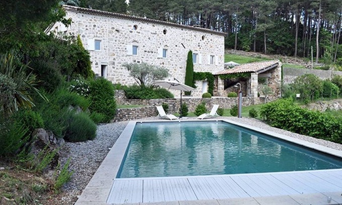 Saint-Julien-du-Serre Casa | Antigua casa de labranza con encanto, hermosamente orientada al sur con piscina.