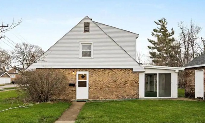 Brookfield Casa | Old Chicago Style, Near Brookfield Zoo w/ King & Cal King Beds & a Fenced Yard!