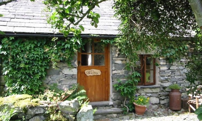 Torver Cabaña | Old Dairy, Cosy 1 bedroom Cottage near Coniston, dogs welcome.