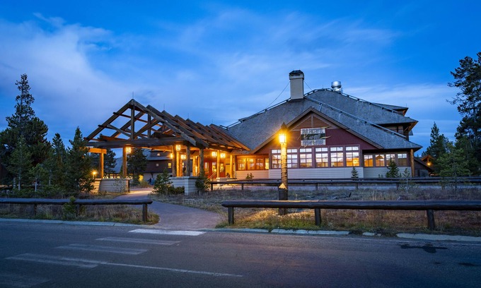Yellowstone National Park Cabina | Old Faithful Snow Lodge & Cabins - Inside the Park