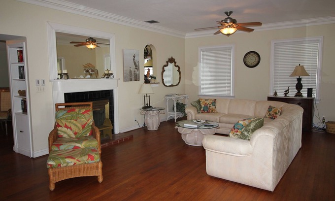 St. Lucie Village Casa | Old Florida Charm, Casa en Indian River Lagoon con 250 pies de muelle Nuevo listado