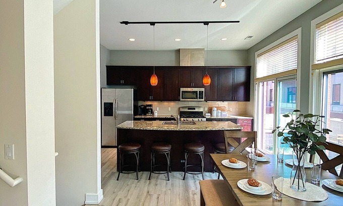 Southeast Omaha Casa | Old Market Townhome w/ 2 King Suites+Garage+View