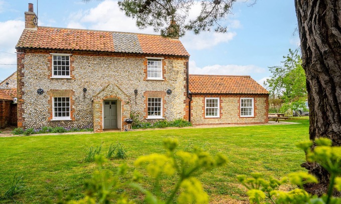 Brancaster Staithe Casa | Esta propiedad se ha transformado en una casa costera espaciosa y relajante.