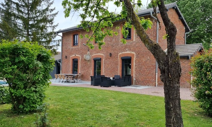 Montret Casa | Old renovated train station in Burgundy