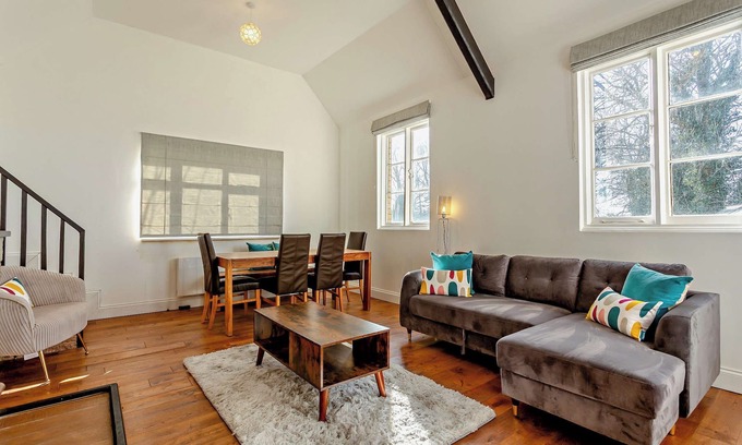 Ledbury Cabaña | Old School House-2 bedrooms-sleeps 4, large garden