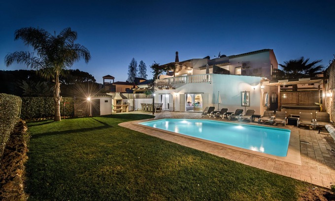 Quarteira Villa | Old Village Vilamoura duerme 8-10. Bañera de hidromasaje, mesa de billar, vista al golf, reformado completo