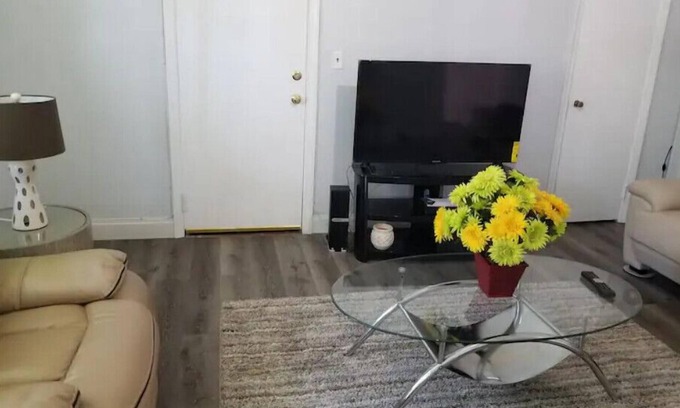 Norfolk Casa | Older upgraded Cozy Duplex B