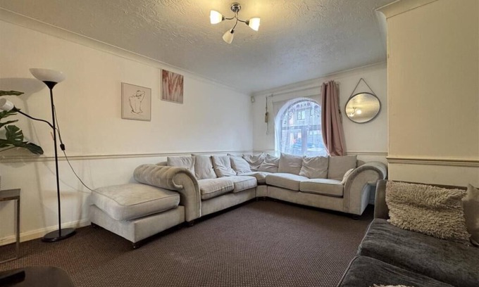 North Stifford Casa | Olive, 3 Bedroom House, Garden, Free Car Park.