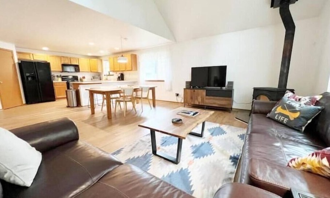 Hoodsport Casa | Olympic Base Camp: Pet friendly & spacious 4 bedroom home w/ hot tub