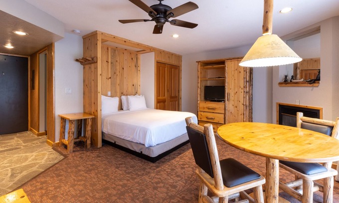 Olympic Valley Hotel | Olympic Valley Mountain Retreat! Outdoor Spa Tub, Full Kitchen, Free Parking!