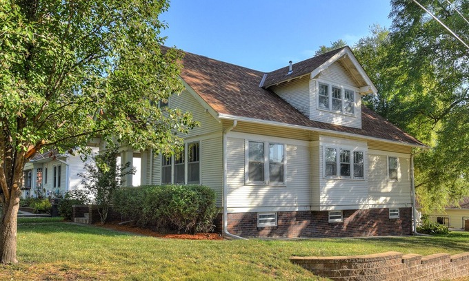 Aksarben - Elmwood Park Casa | Omaha Mid-Town Beauty w the charm, amenities & hospitality u are looking for!