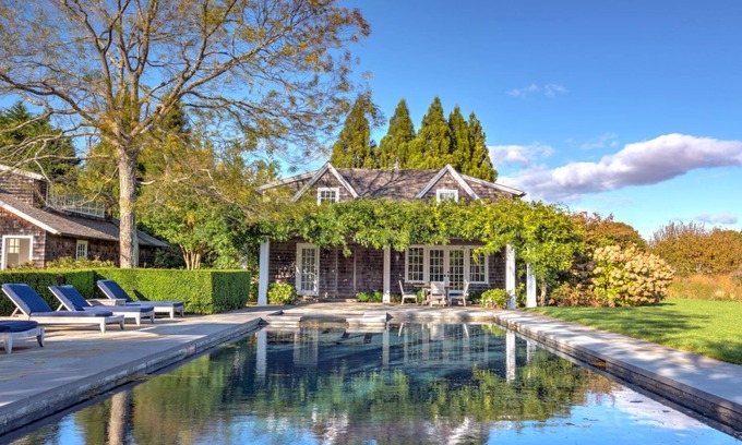 Sagaponack Casa | Nuevo listado: en Four Acres, en el corazón de Sagaponack, cocina gourmet para comer, cancha de tenis, huerto, cerca de la playa principal de Sagg