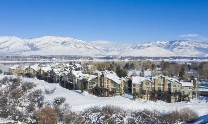Ogden Condominio | On Pineview Reservoir - just a short walk down the trail to the beach!