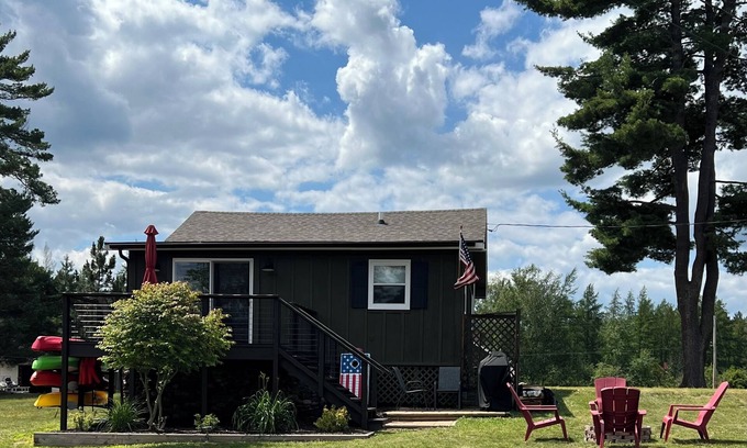 Eagle River Cabina | On the Eagle River Chain, Pier Slip, Kayaks, Wi-fi, AC, On Snowmobile Trail