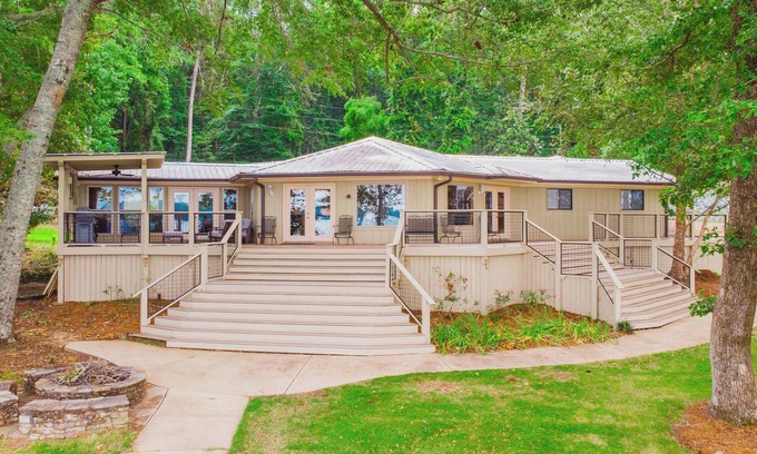Deatsville Casa | On the lake, sleeps 8 with dock and boat lift