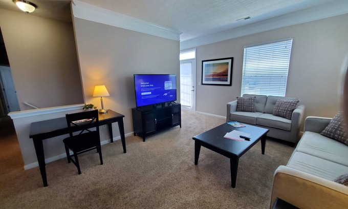 Summit Station Apartamento | On the New Albany/Gahanna border! Large 2 bedrooms with 2 full baths on the 2nd