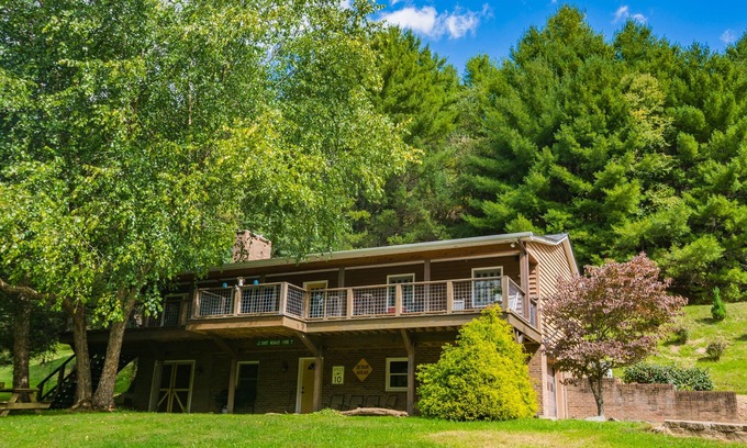 Piney Creek Casa | On the New River w/ FIRE PIT + Foosball
